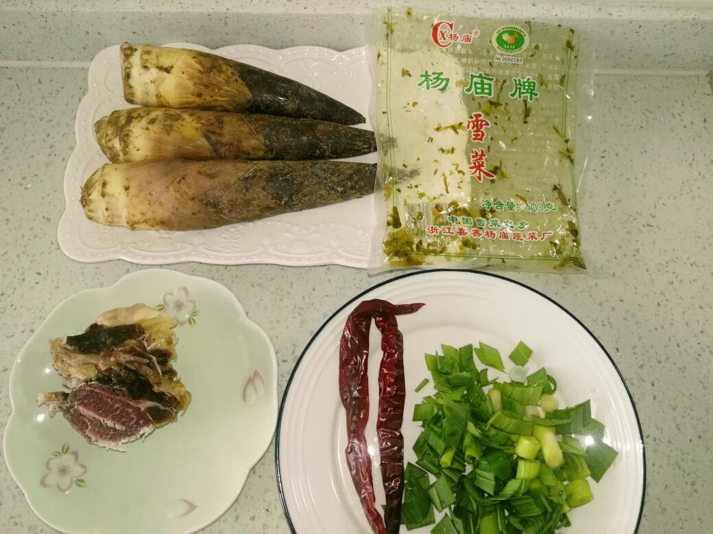 腊肉雪菜炖雷笋的做法 步骤1