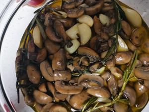 橄榄油浸蘑菇和小番茄的做法 步骤1