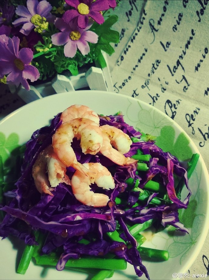 紫甘蓝芦笋鲜虾沙拉