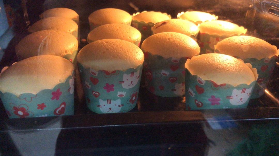 不塌不凹的纸杯戚风蛋糕