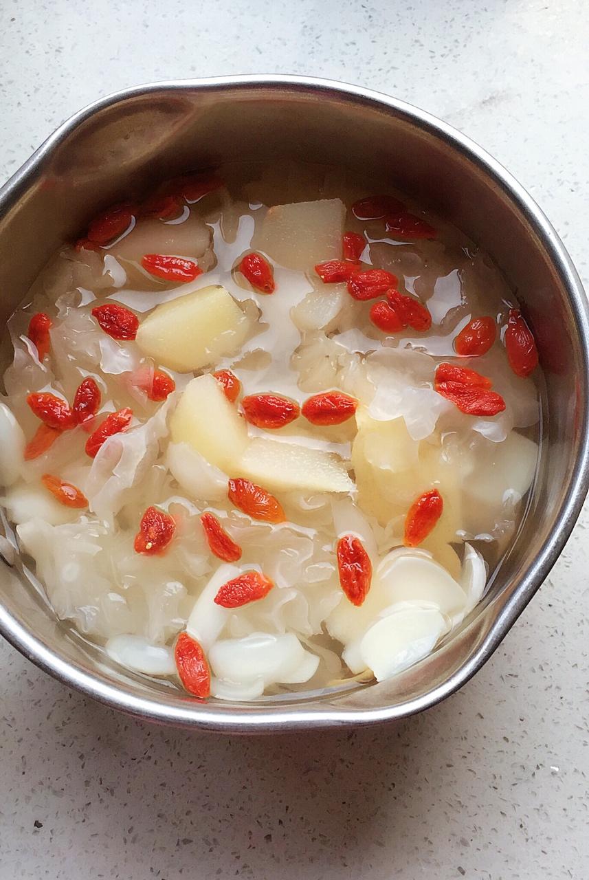 捉猫的小耗子做的银耳百合雪梨汤