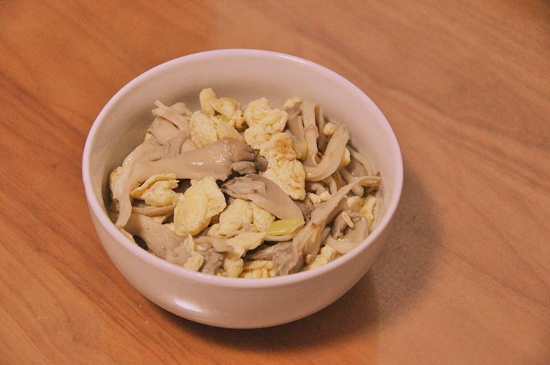 平菇炒鸡蛋的做法