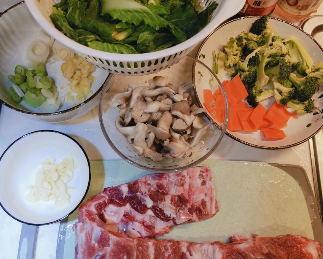 红烧排骨新吃法（一份排骨两个菜）+西蓝花炒鲜蘑+小白菜排骨汤的做法 步骤1