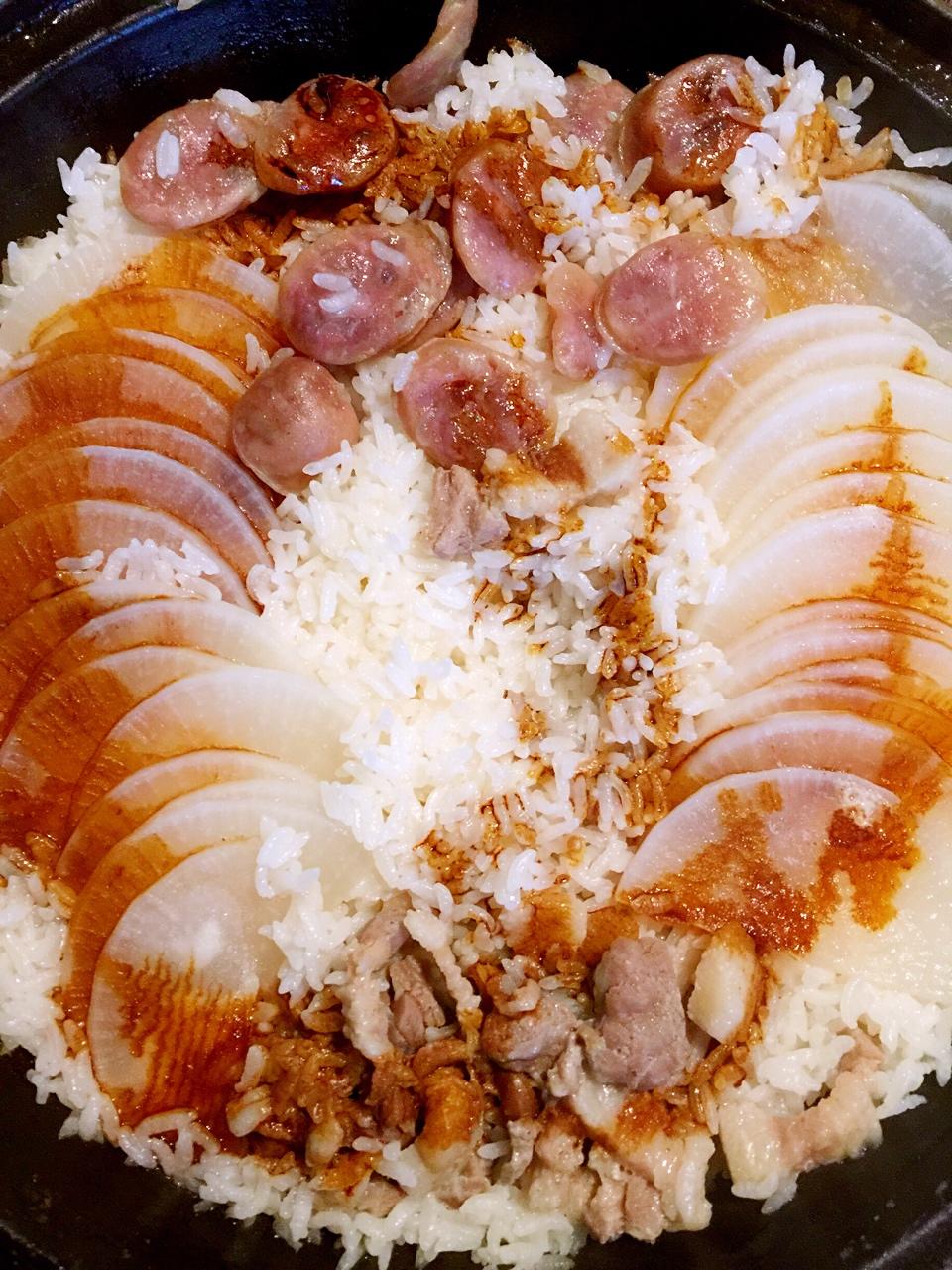 白萝卜香肠五花腩煲仔饭