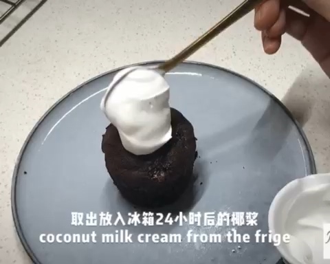 肉桂椰子奶油可可杯子蛋糕（内含两种可可杯子做法）的做法 步骤9