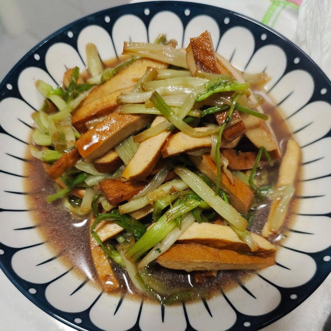 午餐晚餐简单快手下饭菜芹菜炒香干