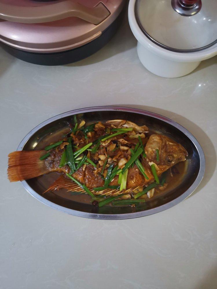 外酥里嫩的香煎鲫鱼（内附煎鱼不破皮方法）快来一起交作业吧