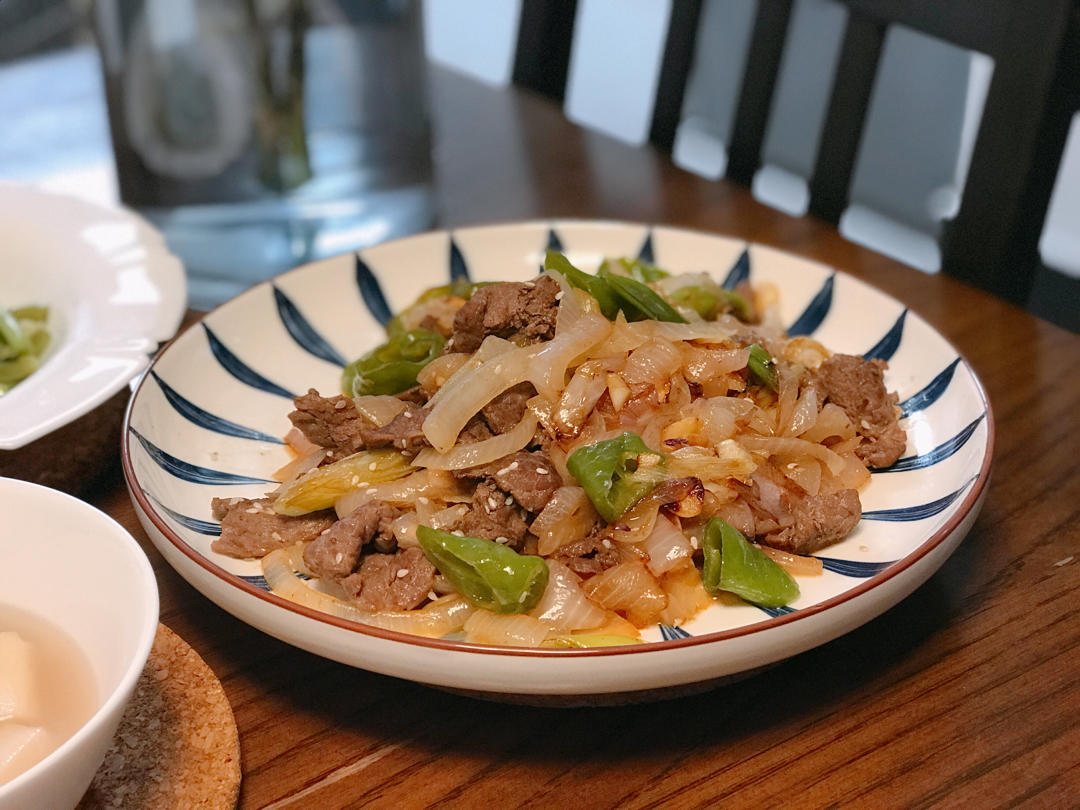 孜然洋葱炒牛肉粒