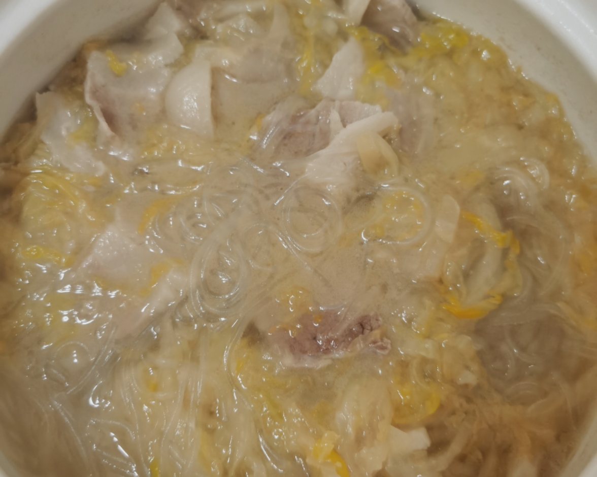 适合汤泡饭的砂锅酸菜粉丝汆白肉的做法 步骤4