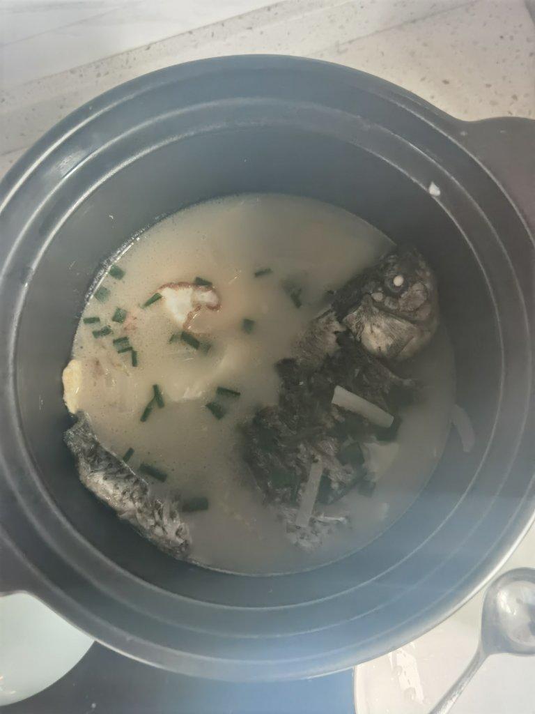 白萝卜丝鲫鱼汤