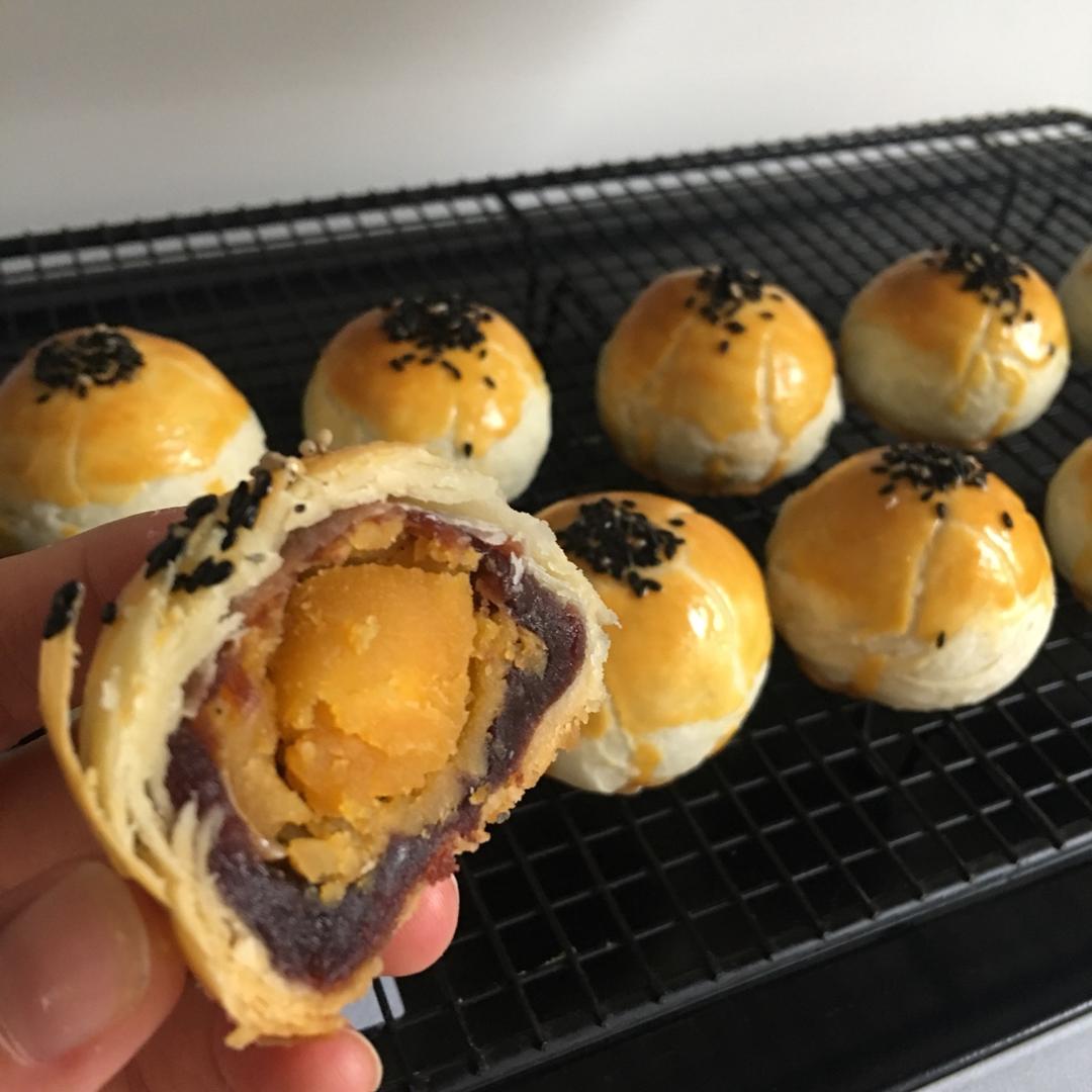 蛋黄酥 Danhuangsu