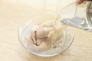 古法制作砂锅盐焗鸡的做法 步骤2