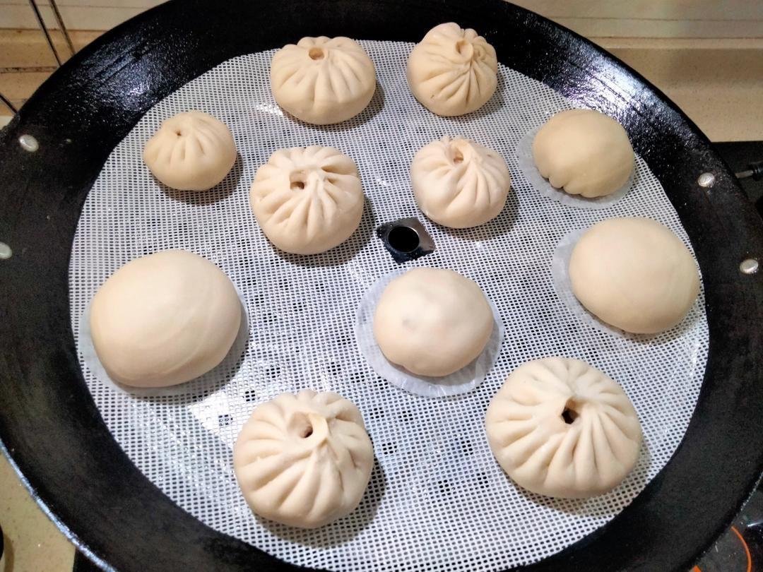 松软多汁的肉包子