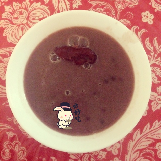 红枣红豆薏仁牛奶粥