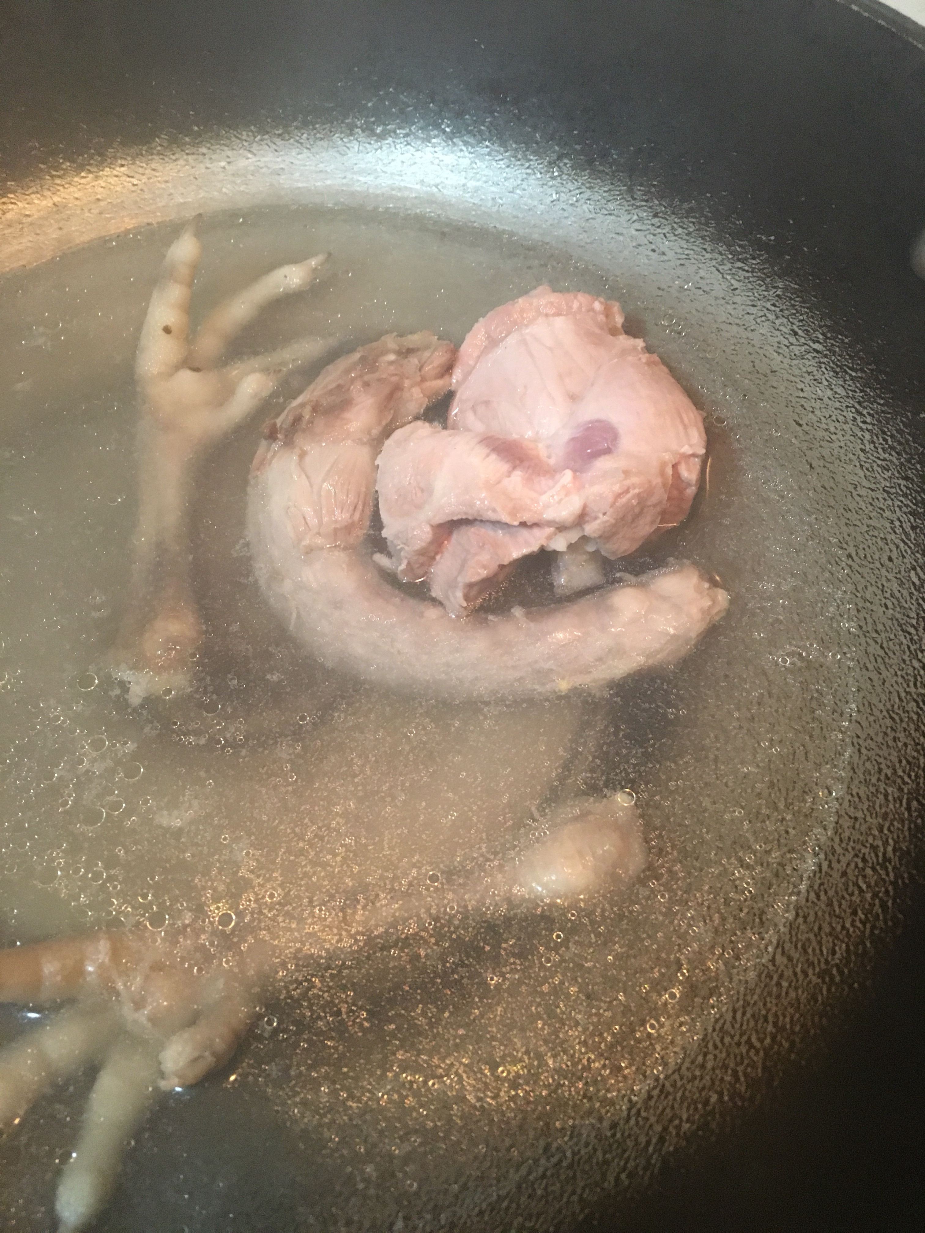 花胶鲜羊肚菌鸡爪汤的做法 步骤3