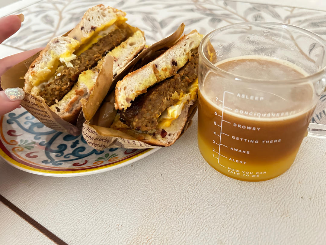 猪柳蛋麦满分的肉饼