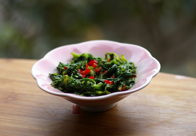 凉拌芹菜叶