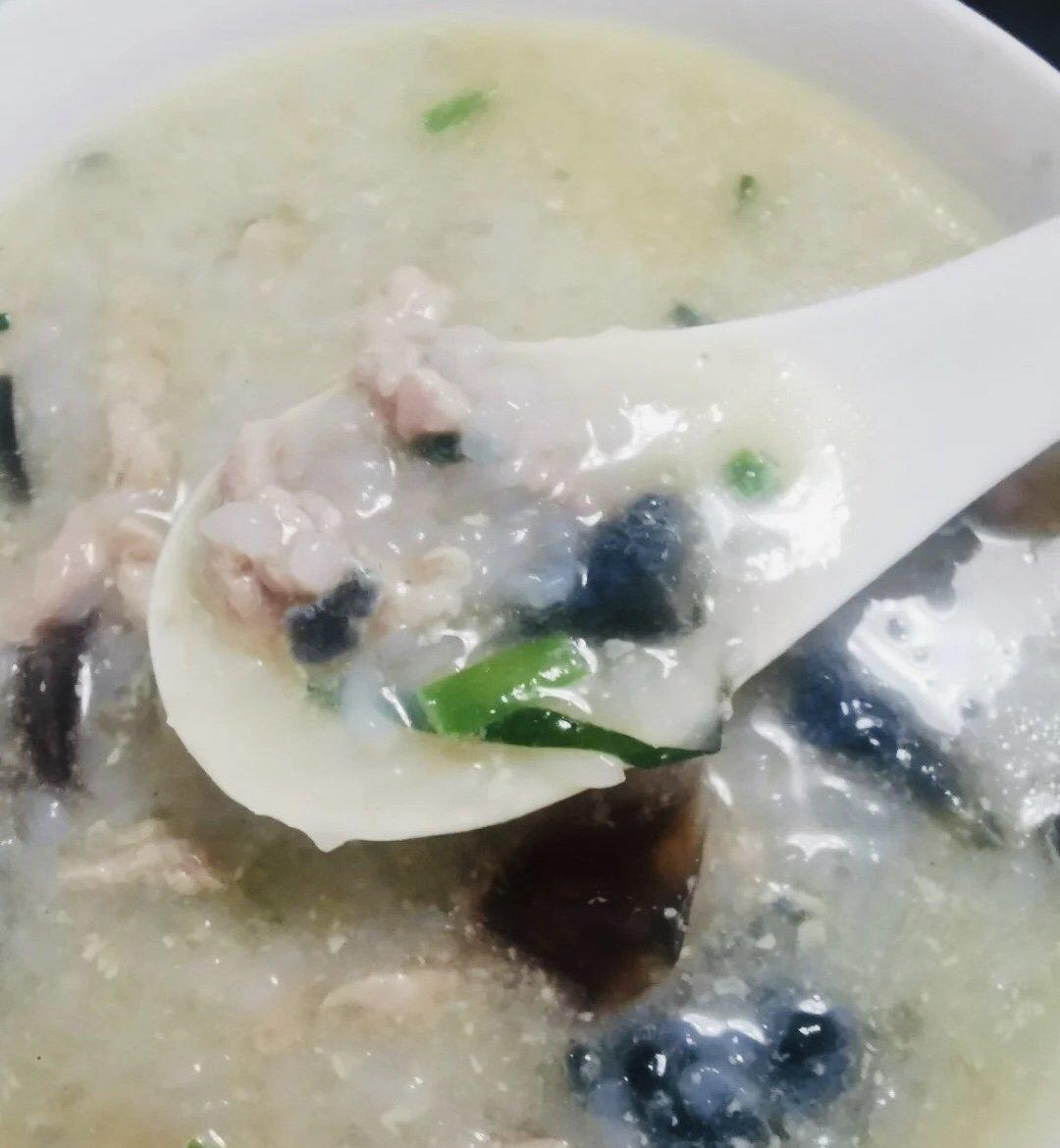 用剩米饭煮一锅接地气的  皮蛋瘦肉粥吧