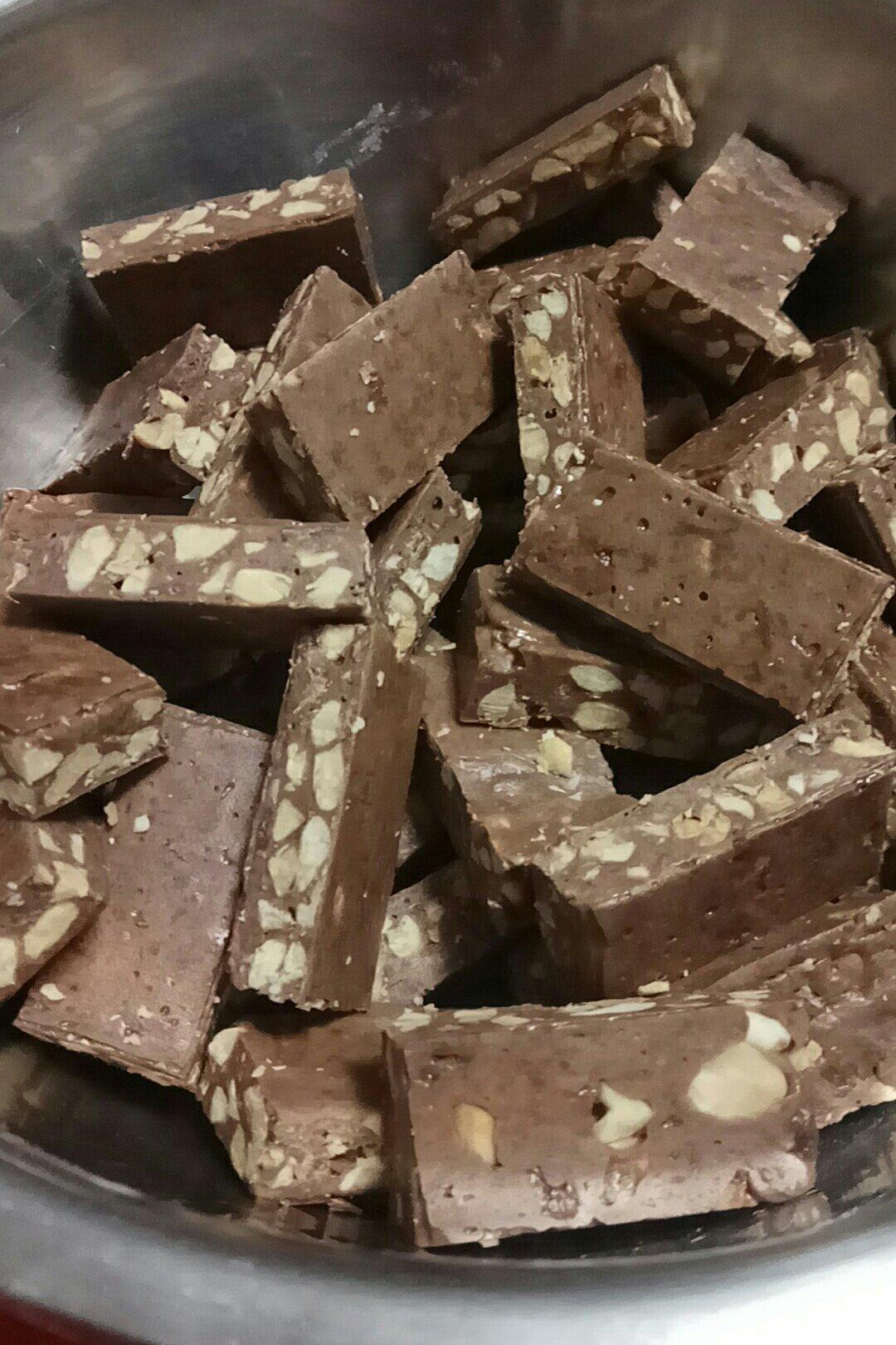 可可花生味牛轧糖