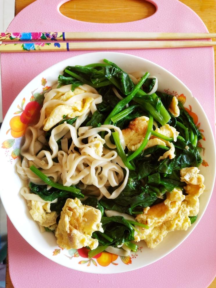 菠菜鸡蛋面的做法