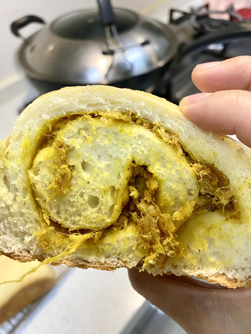 咸蛋黄肉松面包