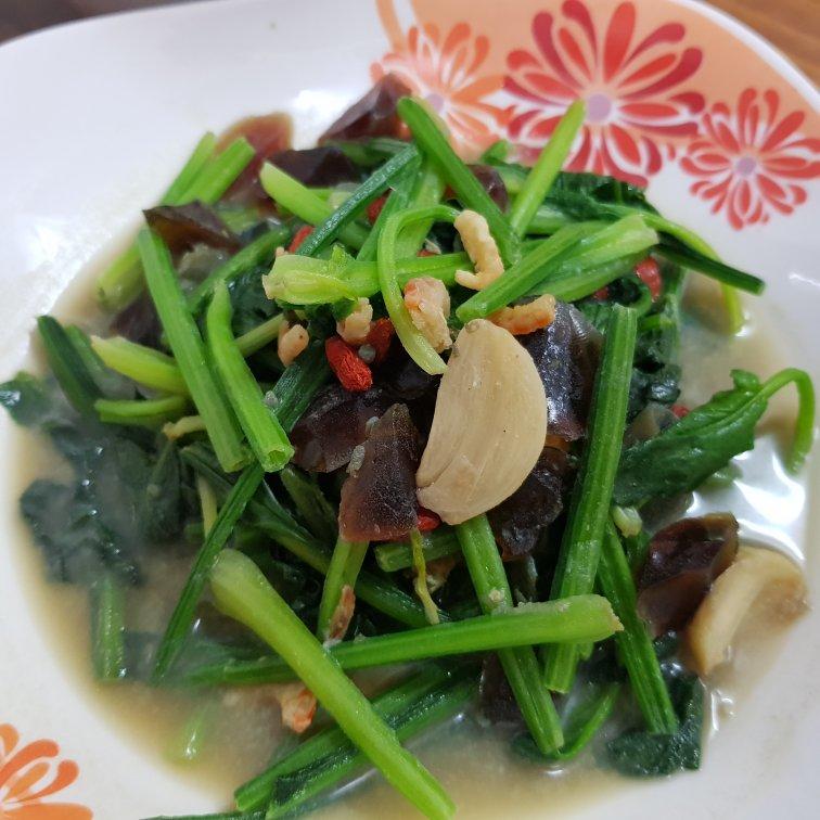 健康又美味——皮蛋汤汁浸菠菜