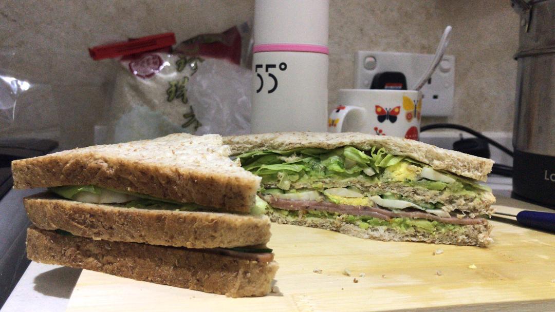 牛油果酱鲶鱼柳三明治