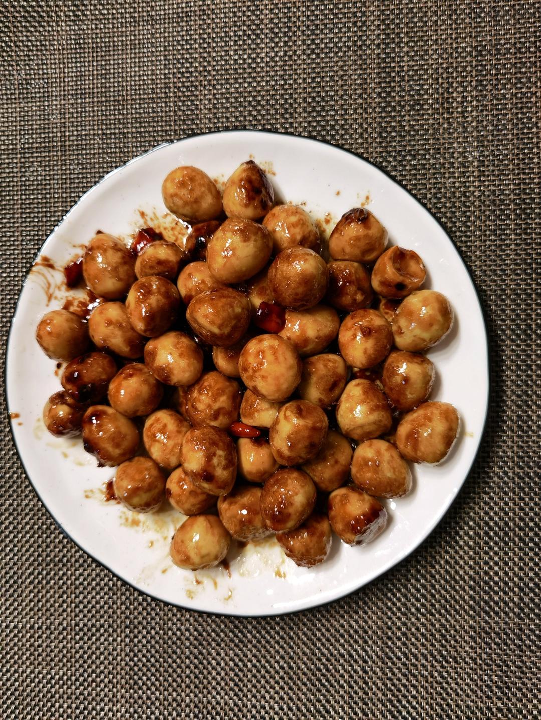 不加一滴水！巨好吃的香辣啤酒卤鹌鹑蛋，一口一个太过瘾啦