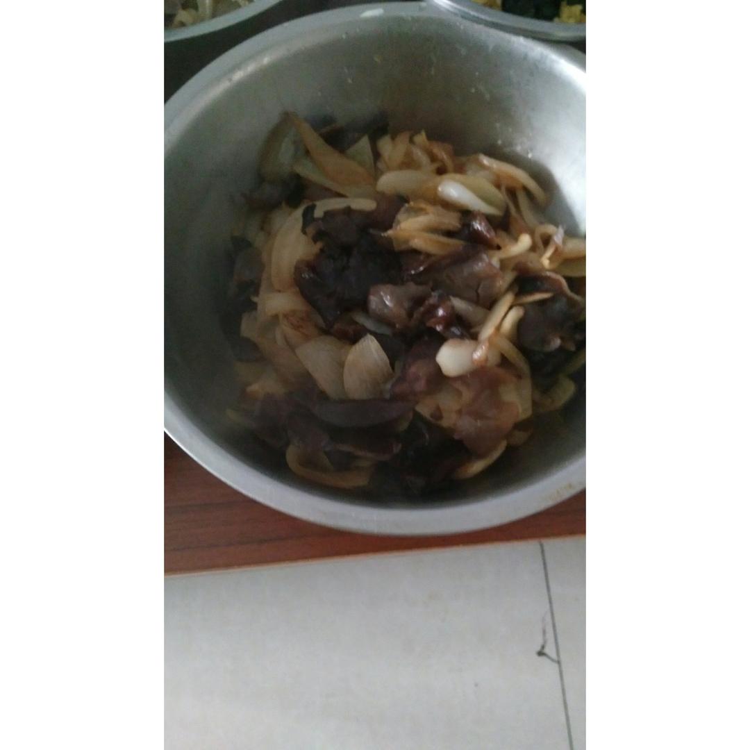 洋葱炒木耳
