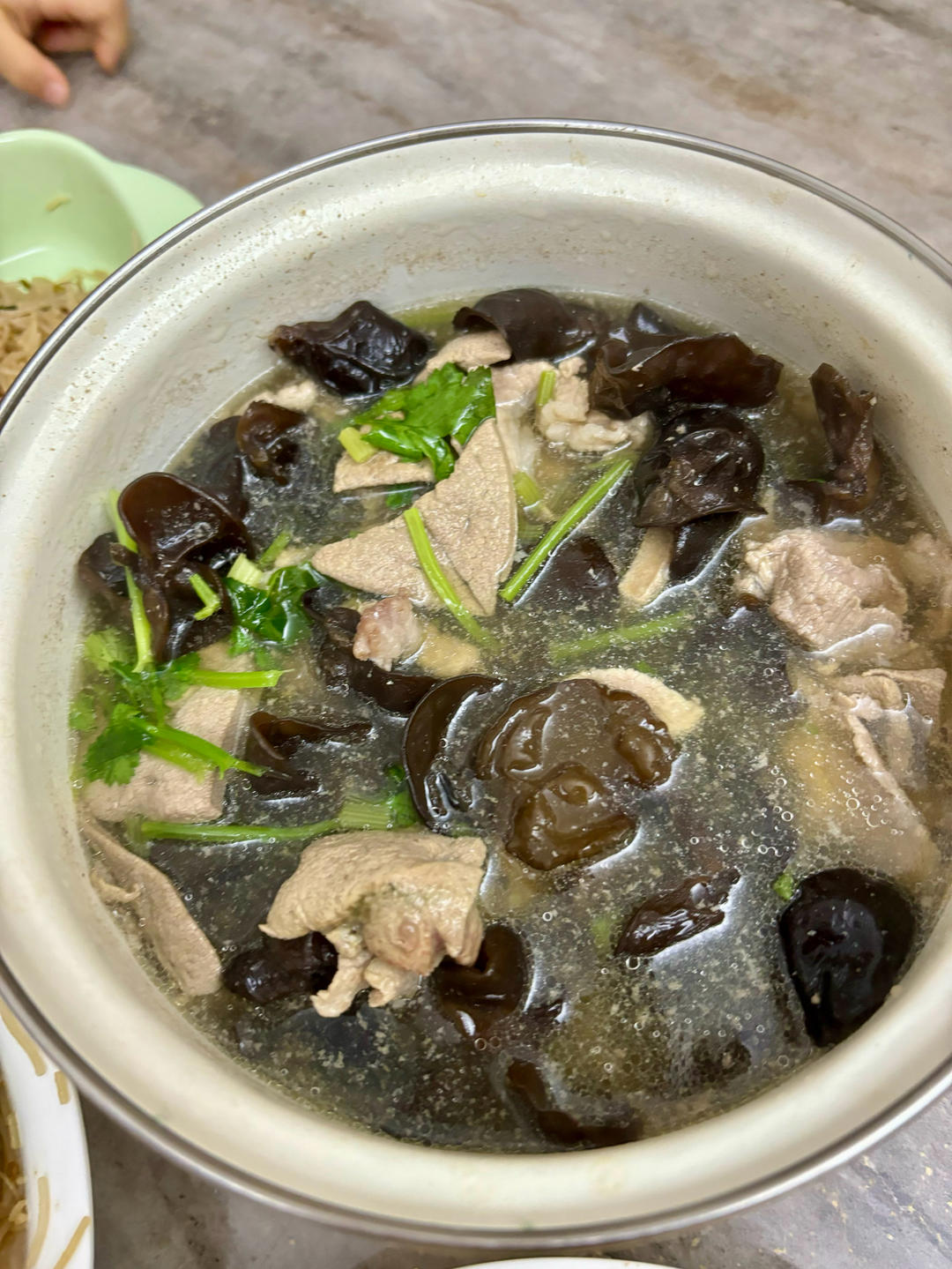 黑木耳猪肝汤（补肝养血，滋肺益胃）