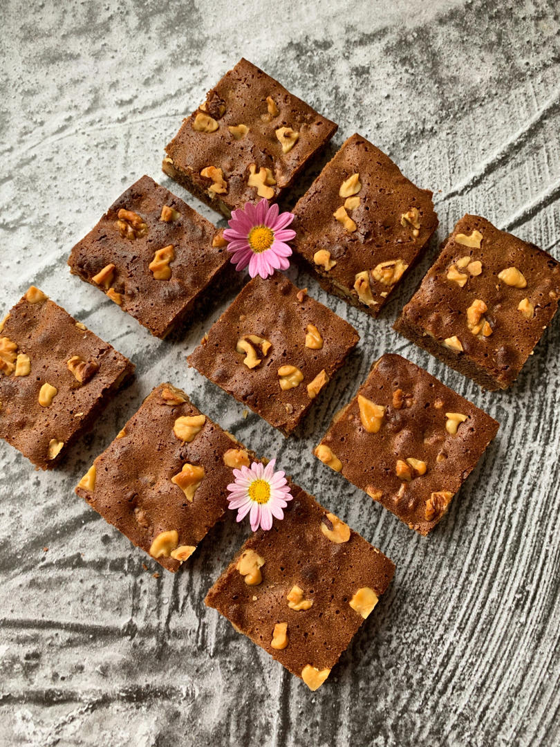 香味浓郁的巧克力布朗尼蛋糕