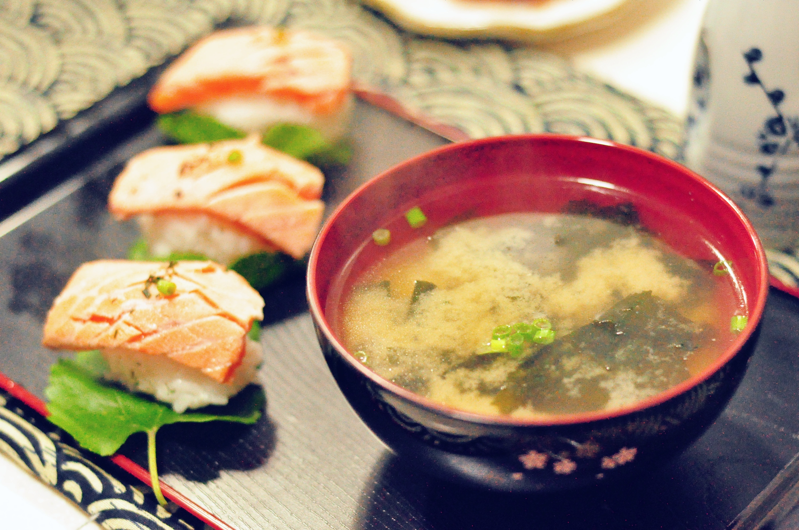 电饭锅做炙三文鱼寿司和味噌汤的做法