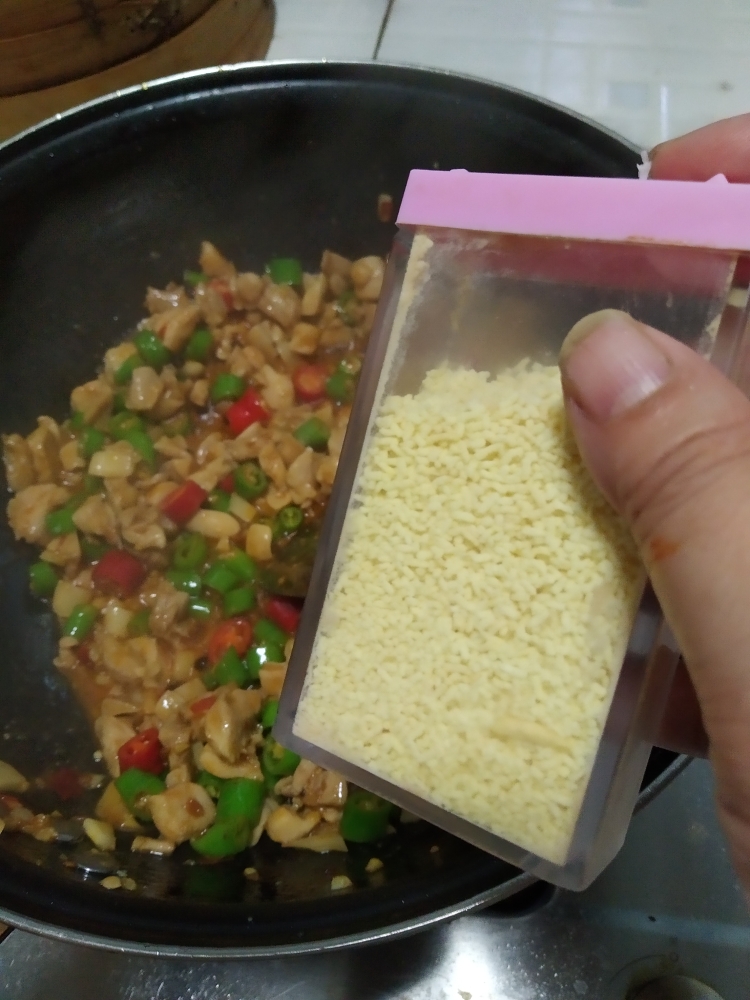 快手辣椒炒鸡丁的做法 步骤10