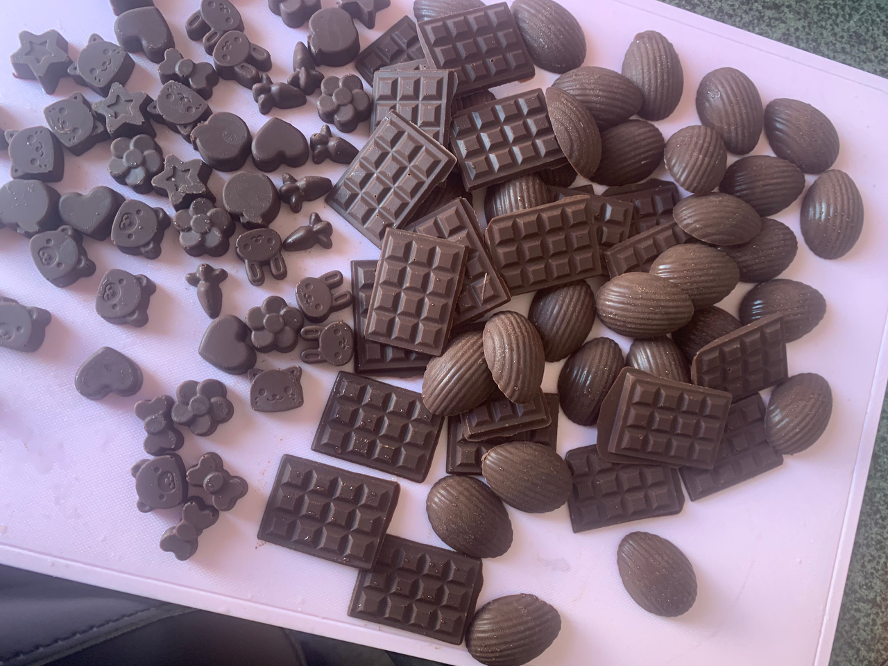 【自制无糖（纯天然代糖）巧克力系列】（之一）适合零基础的人能够看懂黑巧克力从原料到成型的全过程。告诉你自由调配各种黑巧的配方比例；附有65幅图片及视频讲解。