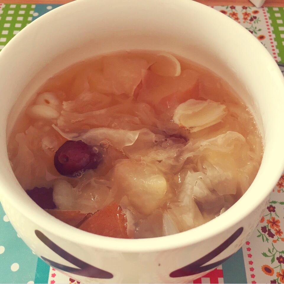 冰糖百合银耳雪梨汤
