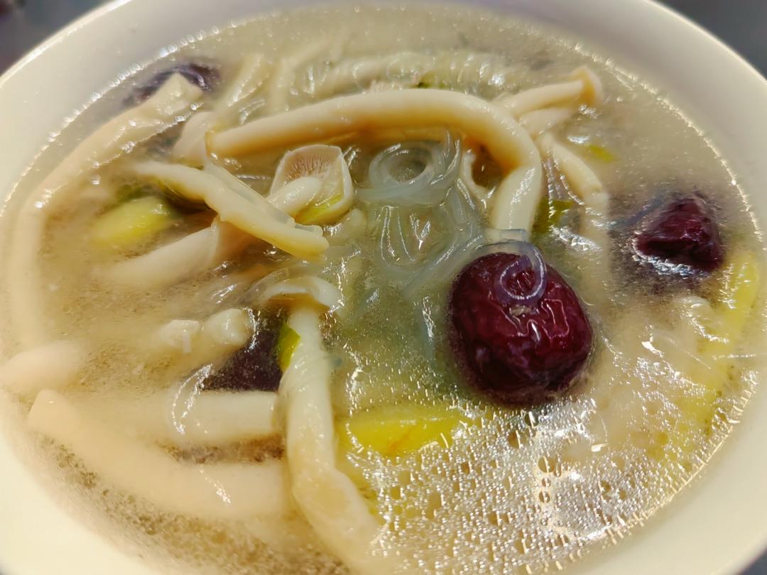 奶奶教的鲜香肥美香菇炖鸡汤