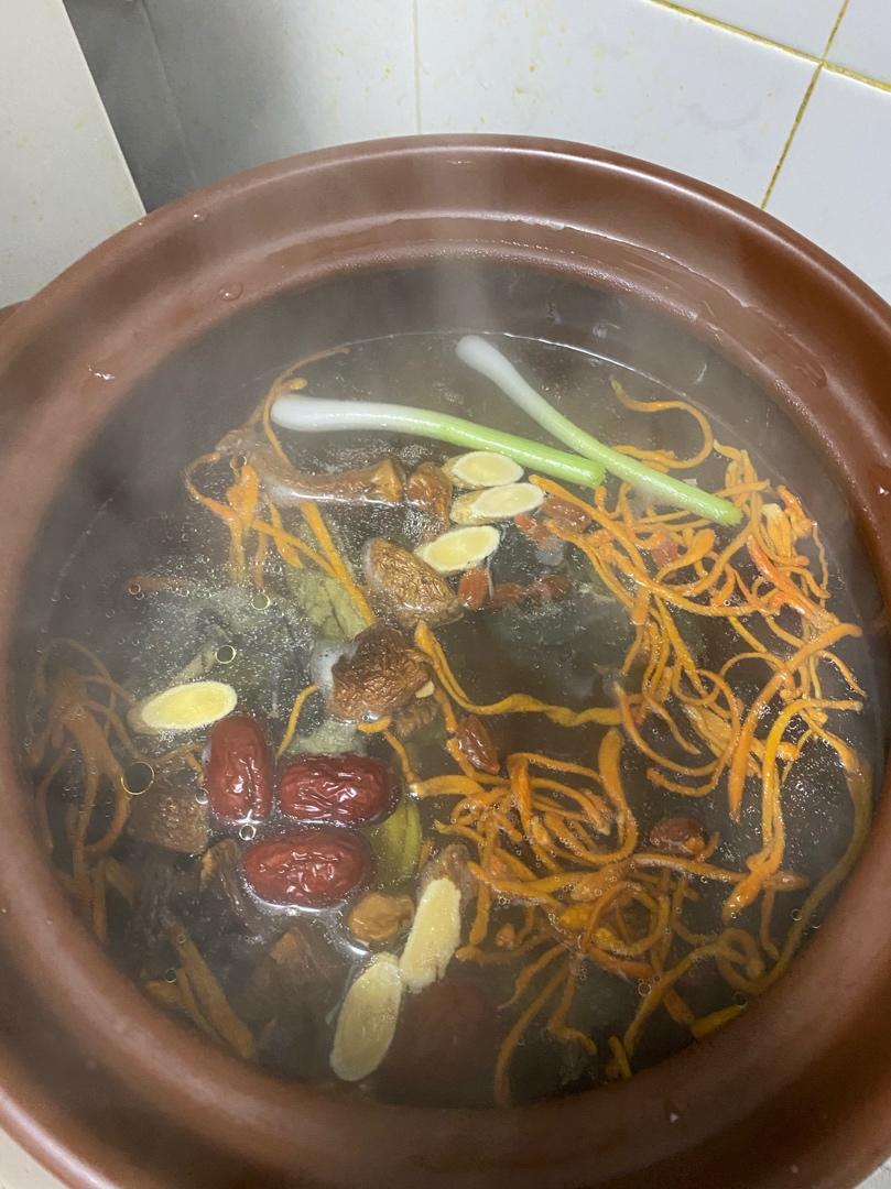 枸杞红枣乌鸡汤