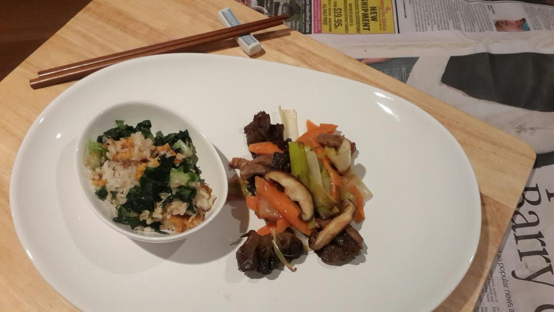 莴苣叶炒饭+杂蔬炒肉丝的做法