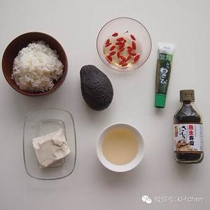 “kiki厨房”牛油果寿司饭 3分钟就OK的偷懒晚餐的做法 步骤1