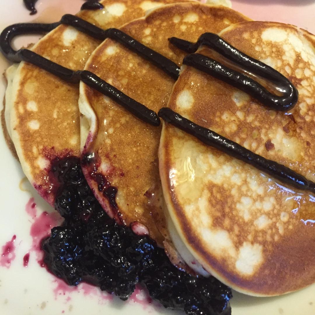 【酸奶松饼yogurt pancake】，搭上黑莓果酱和枫糖的美味。