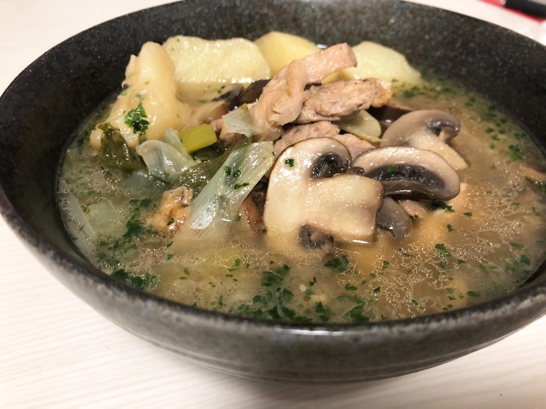 大满足蘑菇鸡肉汤＃低碳减脂代餐