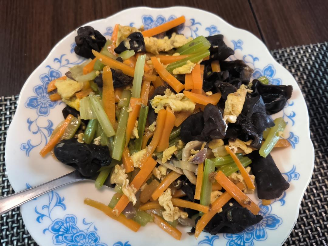 芹菜木耳炒蛋