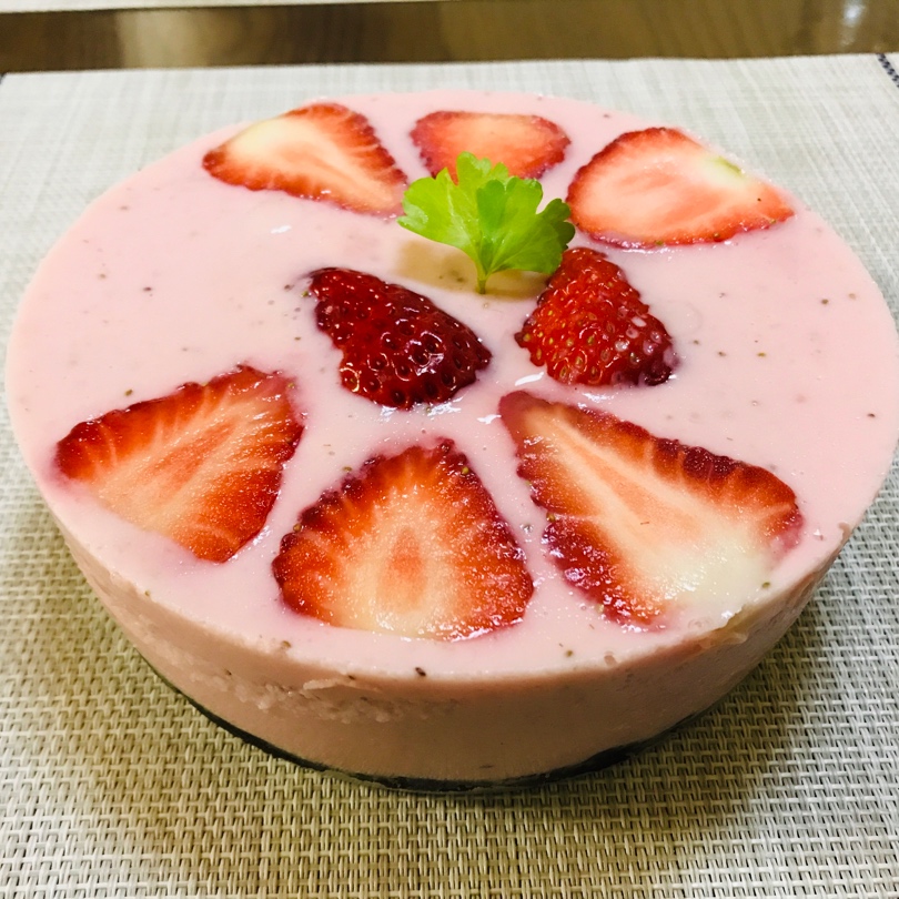 不用烤箱的蛋糕——草莓酸奶慕斯蛋糕