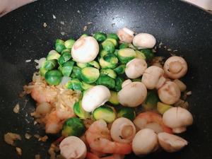 #低碳生酮食谱#焗烤口蘑海鲜孢子甘蓝超级大份的奶油焗蔬菜的做法 步骤3