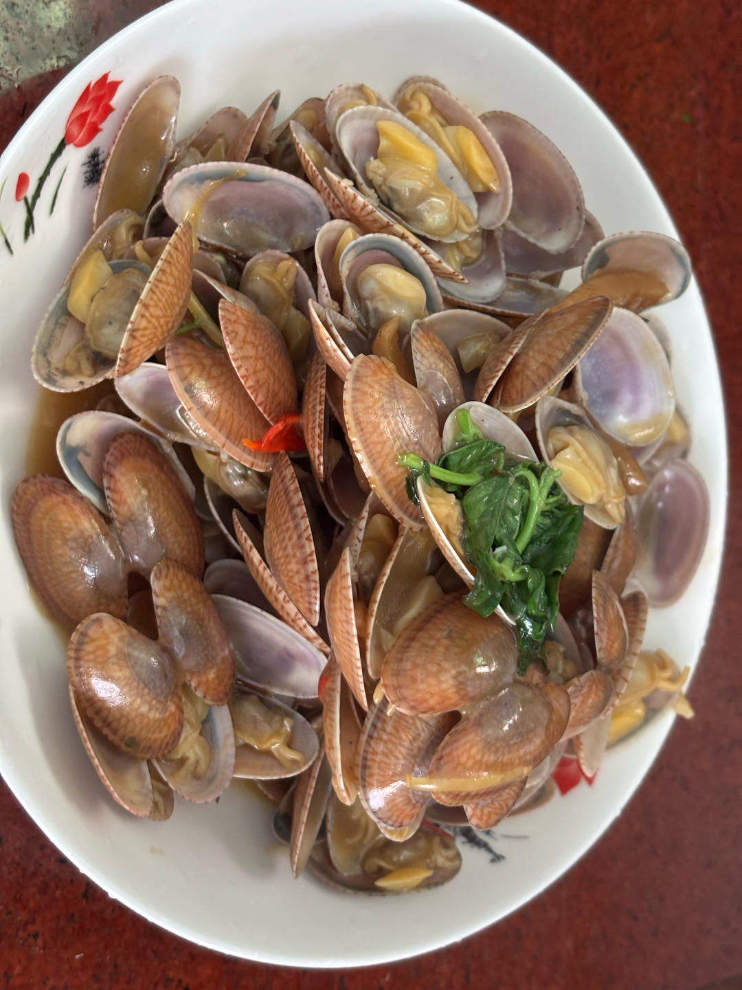 简单几步【爆炒花甲】，小孩吃到舔手指的做法