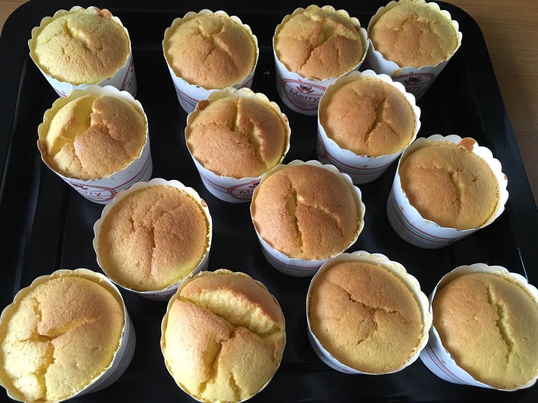 软绵绵戚风纸杯蛋糕