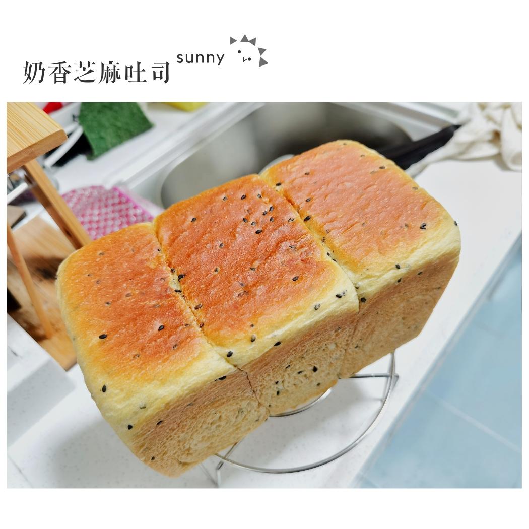 玉米面黑芝麻吐司#松软到没办法下切～