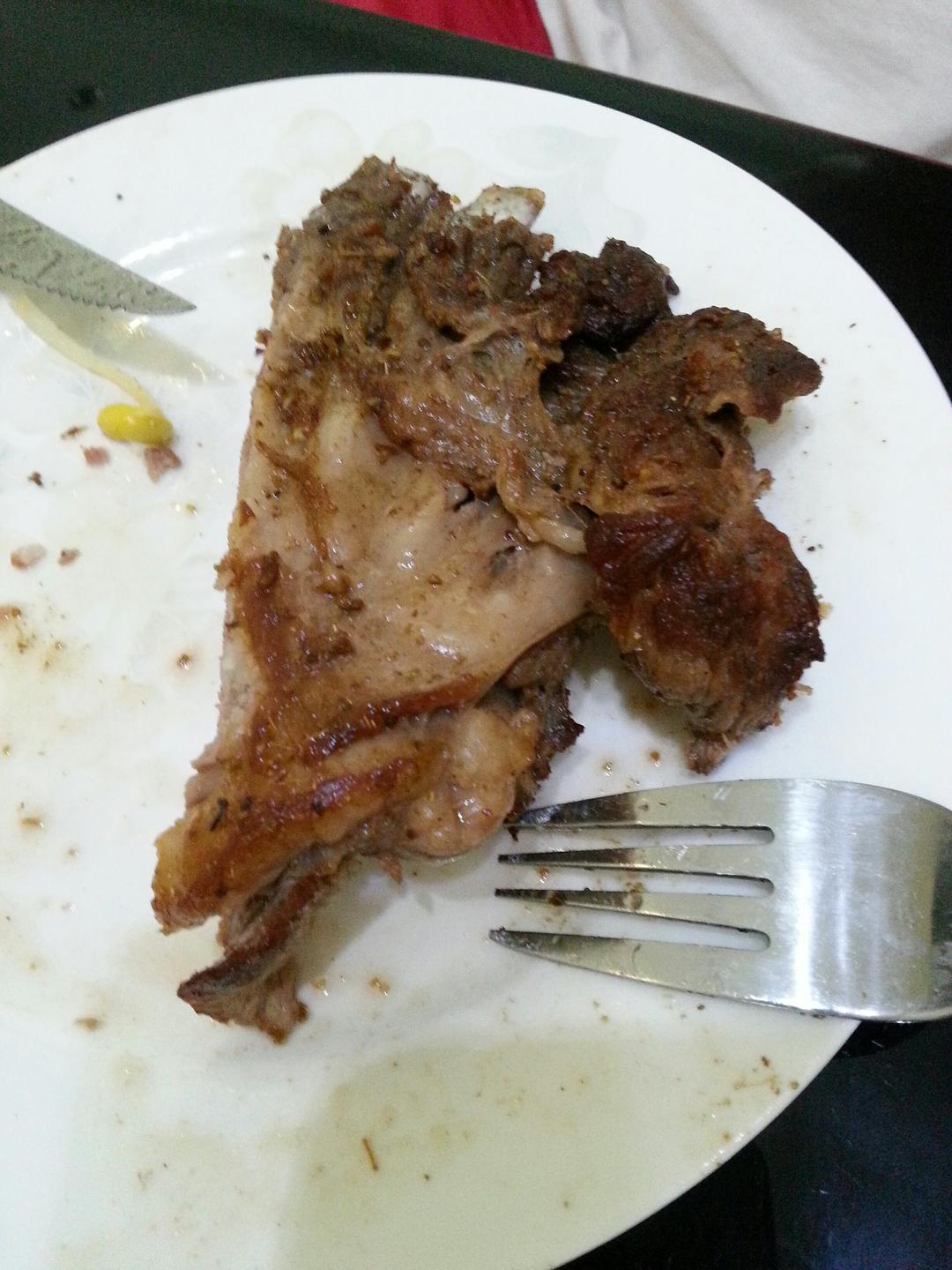 烤一块粉嫩的羊排