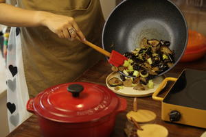 快手家常素菜——黑胡椒西芹炒杂菌的做法 步骤5