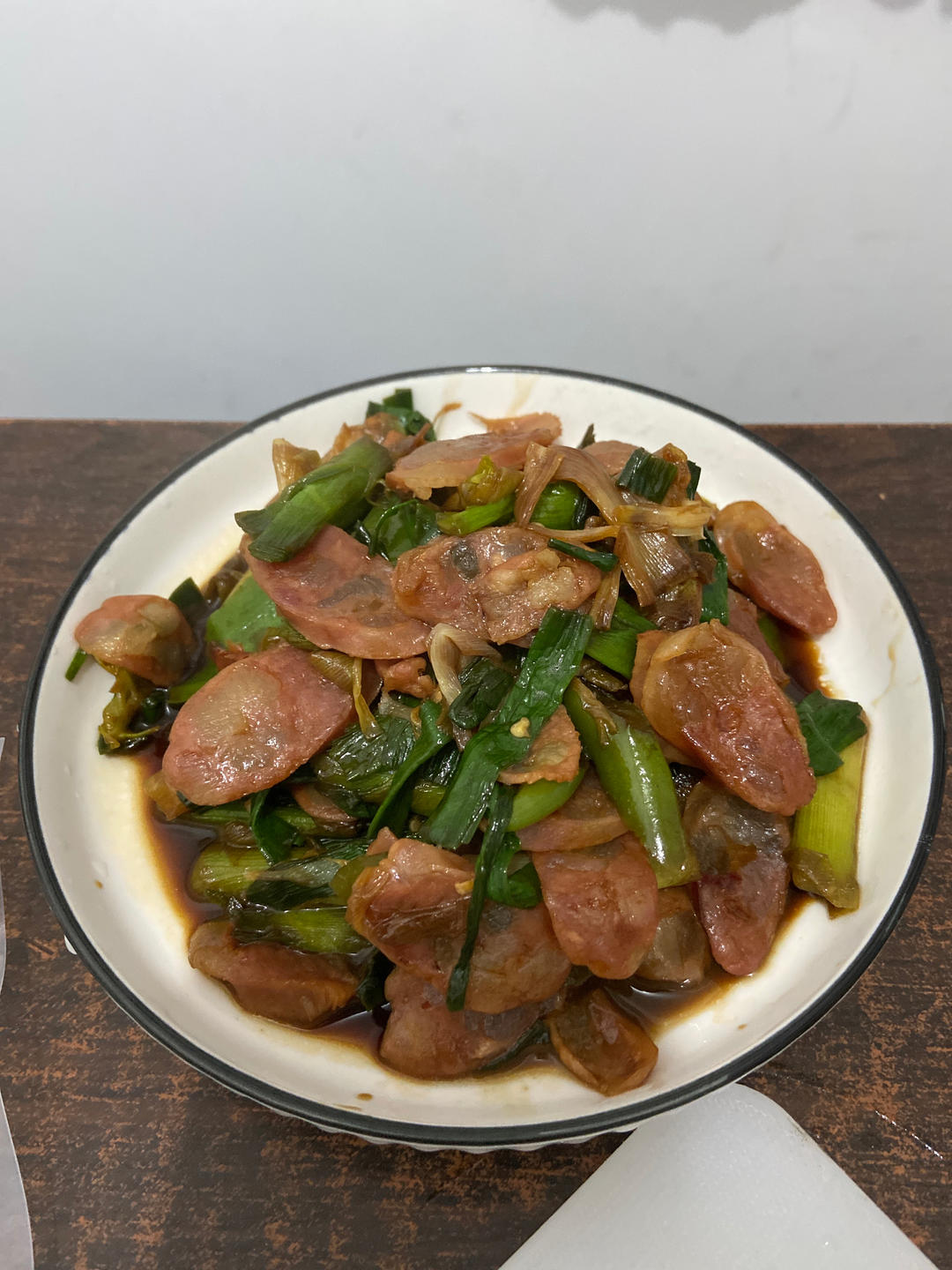 浓浓的年味，人间美味苏式腊肠炒大蒜，家常下饭菜，几片入口，边咀嚼边回味，咸中带甜，甜中带酒香，不经意间，大半碗米饭下肚，饱足的快意油然而生。